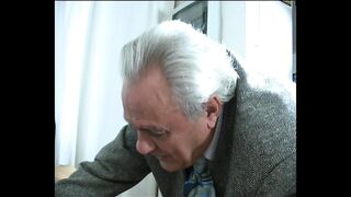 Valódi olasz milf pornósztár cumizik a privát bűnösök 4 részében