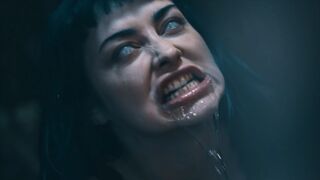 Fullos Kék Hajú Punk Gádzsi Átváltozása - Jewelz Blu a Parasited Csatornán Vadul Mag Numb-bal