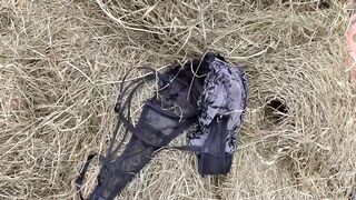Termetes popós öreg nő orálozza a paraszt farkát a disznóólban