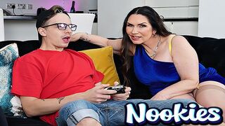 Nookies - Érett Mostohaanya Josephine James Szexy Sztriptízzel Fizeti a Lakbért a Mostohafiának