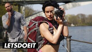 Horny Hostel - Göndör Hajú Szépség Vadul Kufircol egy Idegen Termetes Farkával a Szállóban